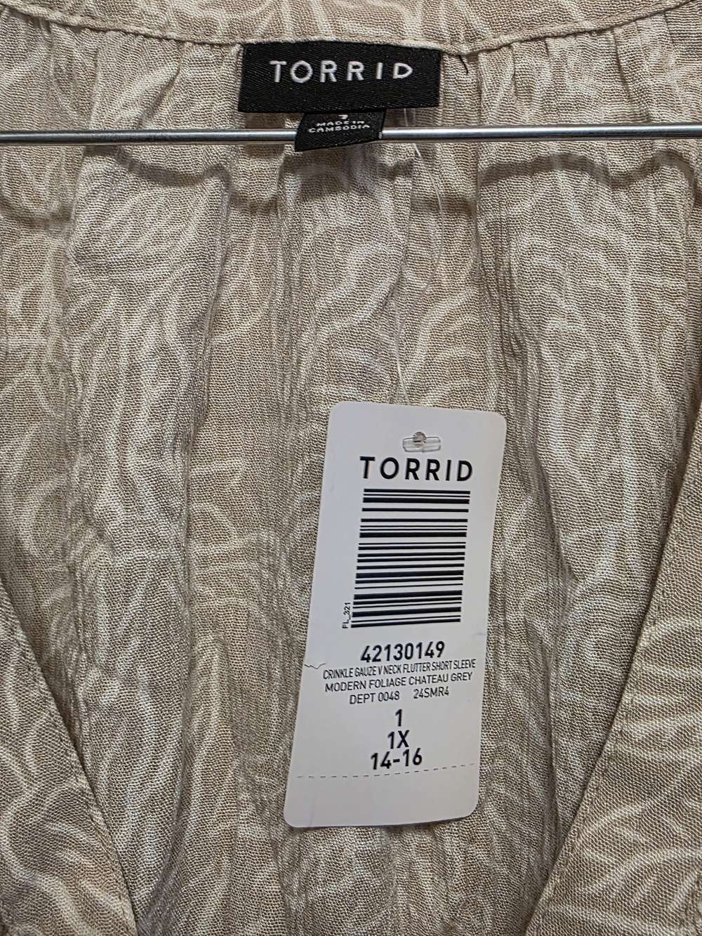torrid NWT Size 1 Beige and White Leaf-Print V-Neck Blouse - Picture 2 of 4